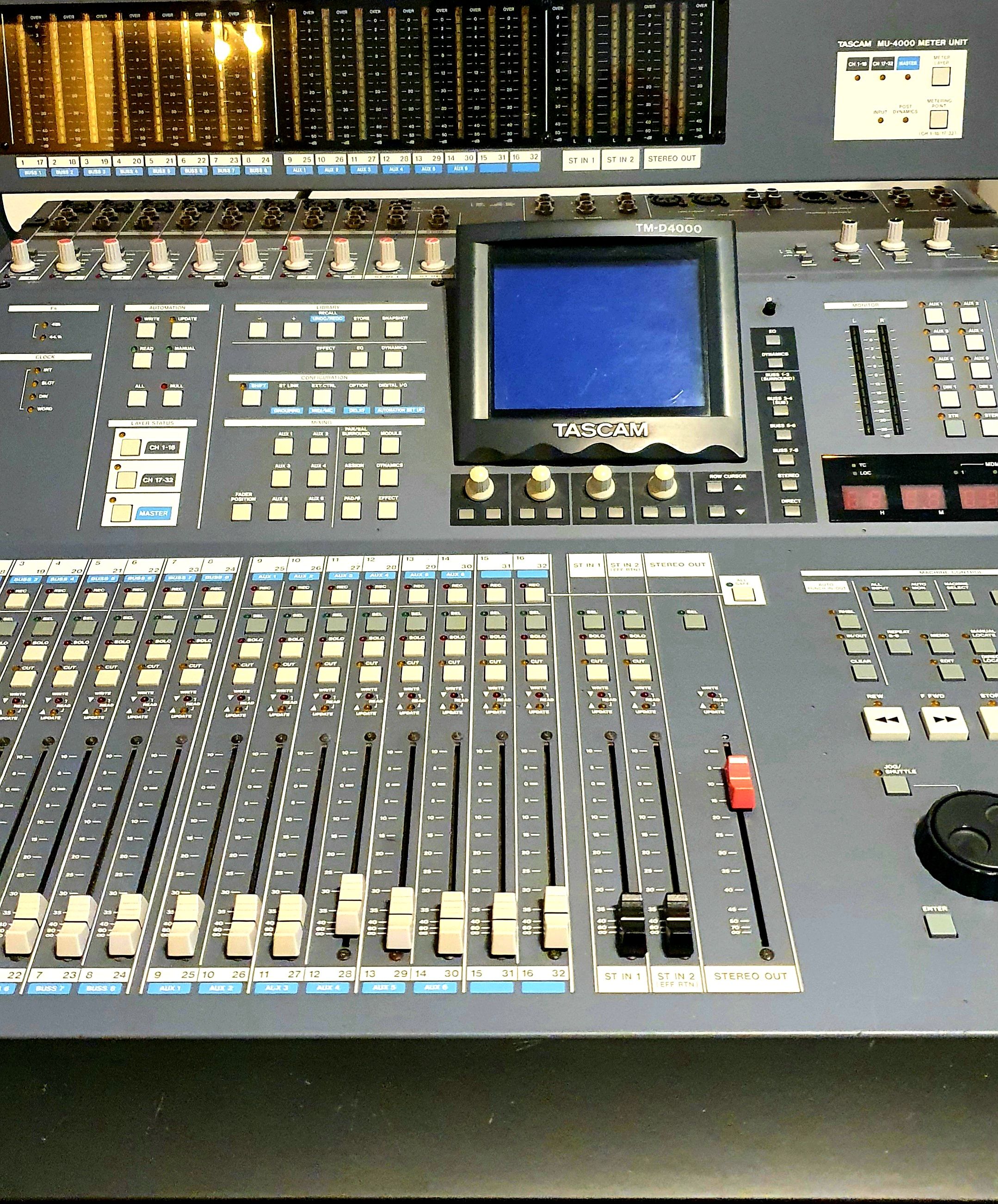 Tascam TM-D4000 �������� �����. USB ���������, 36 ������� ������