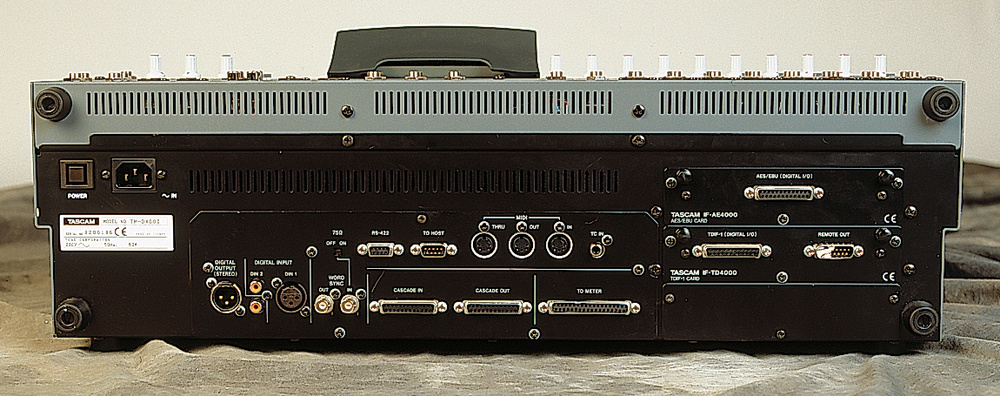 Tascam TM-D4000 �������� �����. USB ���������, 36 ������� ������